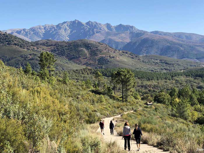 https://public.descubrelavera.com/la-vera-en-24h/senderismo-comarca-de-la-vera-2.jpg