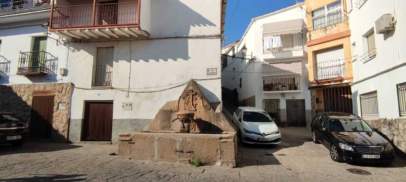 https://public.descubrelavera.com/posts/arroyomolinos-de-la-vera/fuente-arroyomolinos-de-la-vera.jpg
