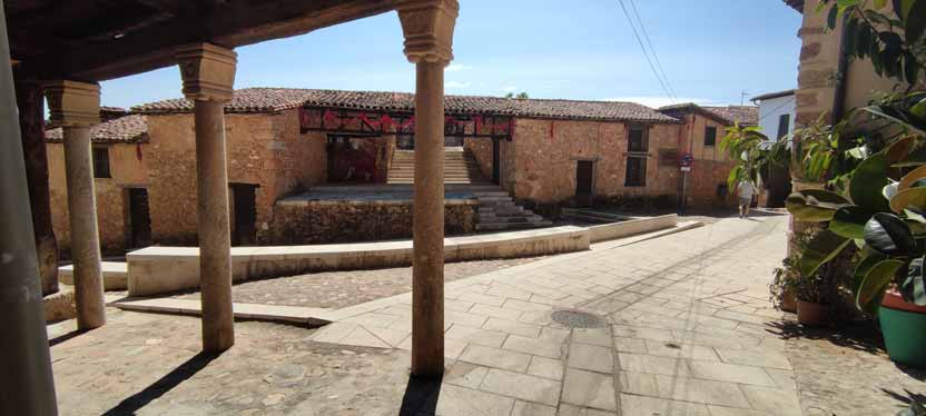 https://public.descubrelavera.com/posts/cuacos-de-yuste/casco-antiguo-cuacos-de-yuste-3.jpg