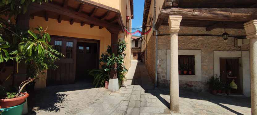 https://public.descubrelavera.com/posts/cuacos-de-yuste/casco-antiguo-cuacos-de-yuste-4.jpg