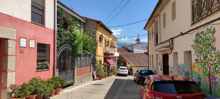 https://public.descubrelavera.com/posts/cuacos-de-yuste/casco-antiguo-cuacos-de-yuste-6.jpg