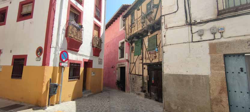 https://public.descubrelavera.com/posts/cuacos-de-yuste/casco-antiguo-cuacos-de-yuste-9.jpg
