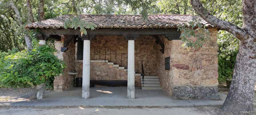 https://public.descubrelavera.com/posts/cuacos-de-yuste/cementerio-aleman-cuacos-de-yuste-3.jpg