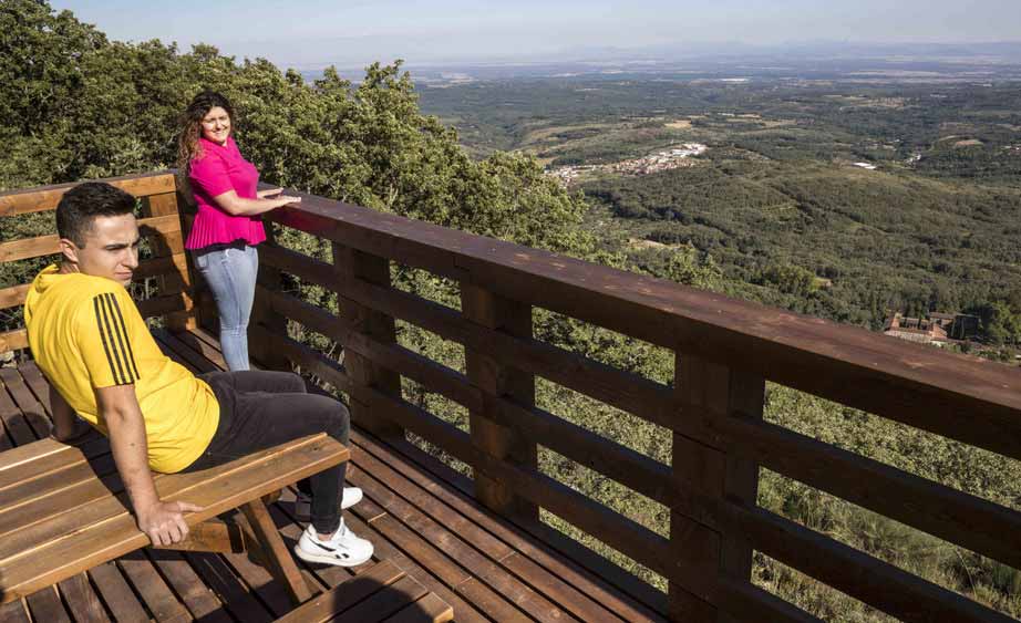 https://public.descubrelavera.com/posts/cuacos-de-yuste/mirador-barrera-cuacos-de-yuste-2.jpg