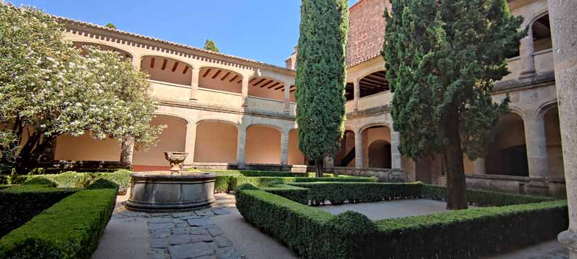 https://public.descubrelavera.com/posts/cuacos-de-yuste/monasterio-cuacos-de-yuste-1.jpg