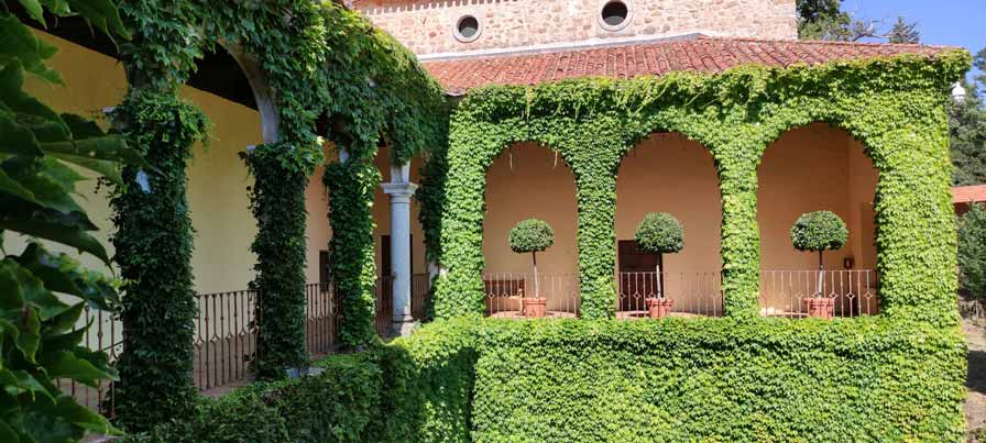 https://public.descubrelavera.com/posts/cuacos-de-yuste/monasterio-cuacos-de-yuste-2.jpg