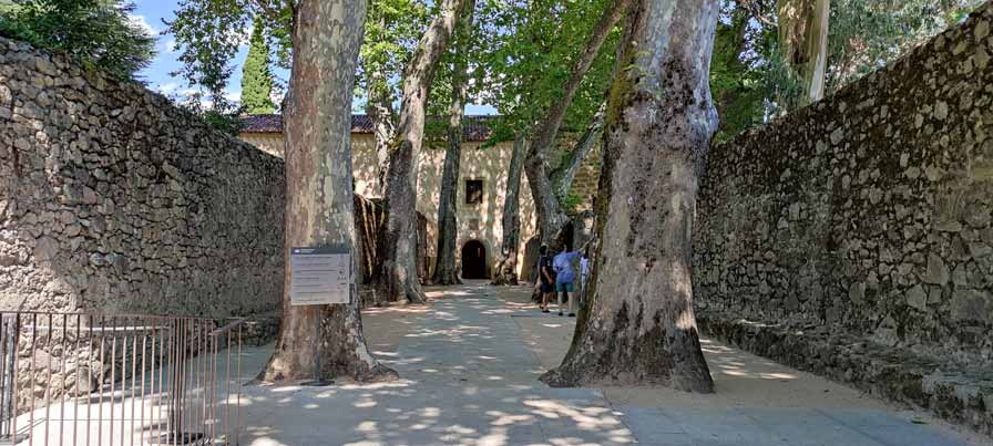 https://public.descubrelavera.com/posts/cuacos-de-yuste/monasterio-cuacos-de-yuste-7.jpg