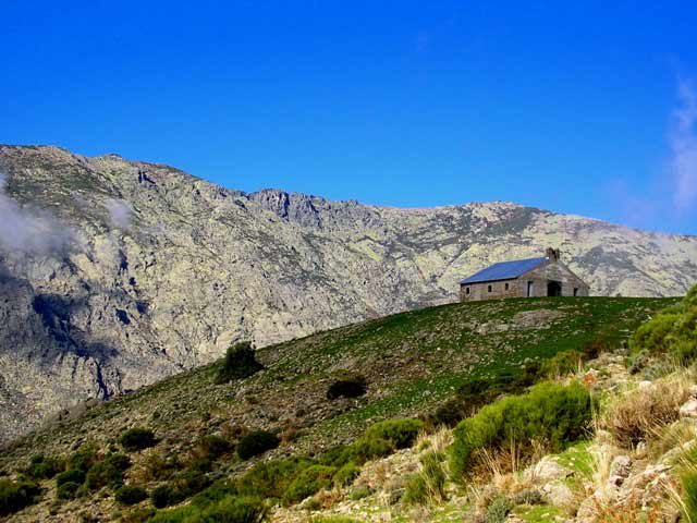 https://public.descubrelavera.com/posts/guijo-de-santa-barbara/refugio-nieves-guijo-de-santa-barbara-3.jpg