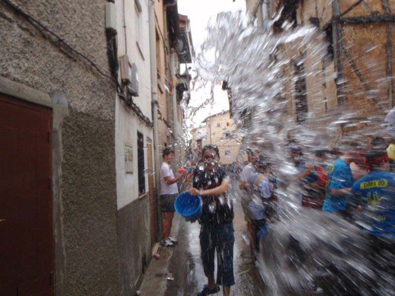 https://public.descubrelavera.com/posts/madrigal-de-la-vera/fiesta-de-agua-madrigal-de-la-vera-1.jpg