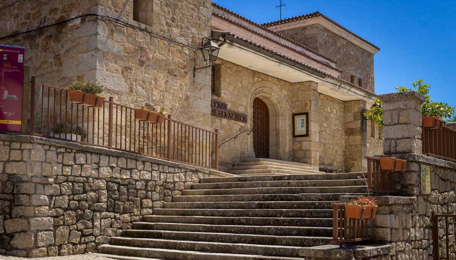 https://public.descubrelavera.com/posts/madrigal-de-la-vera/iglesia-madrigal-de-la-vera-1.jpg