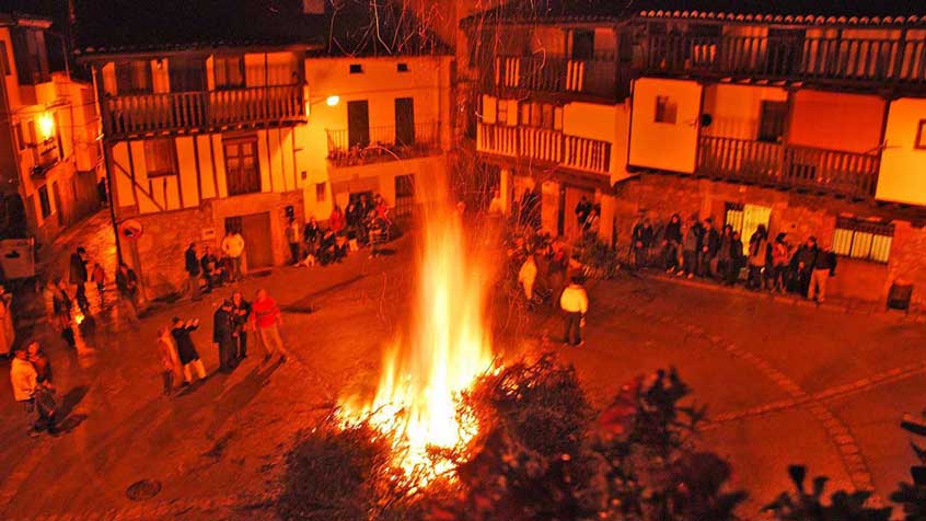 https://public.descubrelavera.com/posts/madrigal-de-la-vera/luminarias-madrigal-de-la-vera-1.jpg