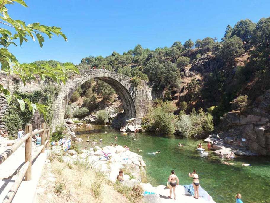 https://public.descubrelavera.com/posts/madrigal-de-la-vera/puente-romano-madrigal-de-la-vera-1.jpg