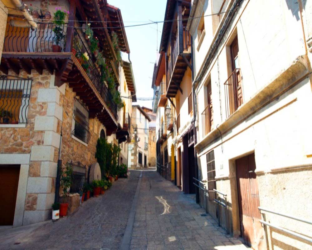 https://public.descubrelavera.com/posts/pasaron-de-la-vera/arquitectura-pasaron-de-la-vera-1.jpg