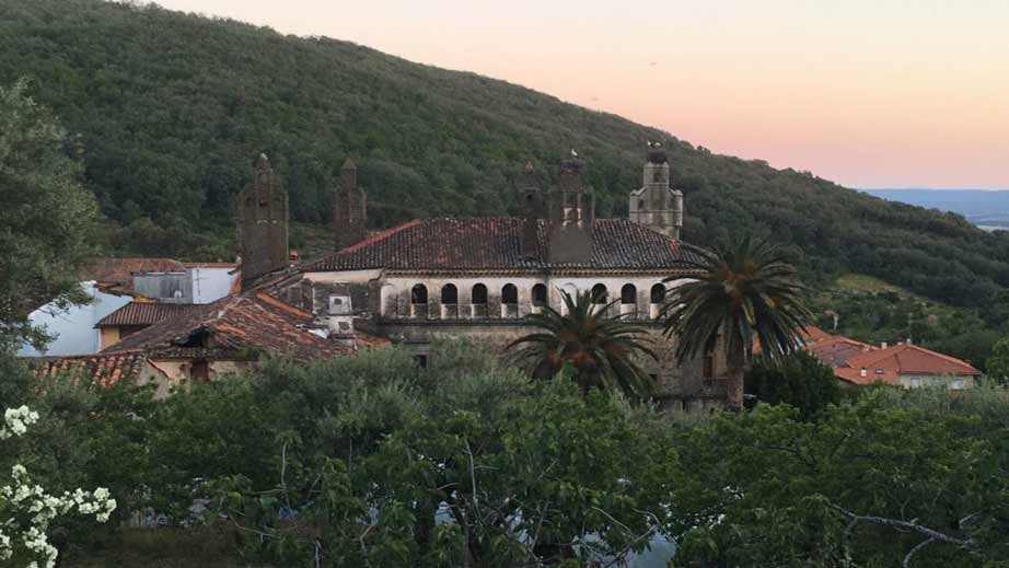 https://public.descubrelavera.com/posts/pasaron-de-la-vera/palacio-pasaron-de-la-vera-1.jpg