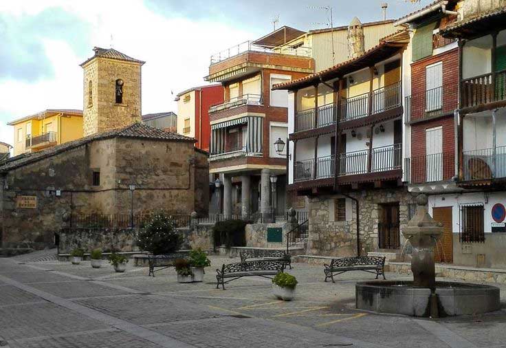 https://public.descubrelavera.com/posts/talaveruela-de-la-vera/plaza-talaveruela-de-la-vera-1.jpg